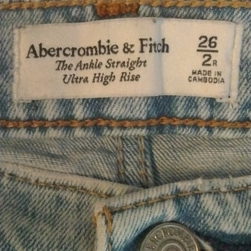 Abercrombie & Fitch size 2 ankle straight ultra high rise lightwash jeans.